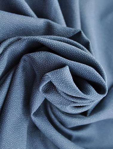 Плавкая подкладка используется при изготовлении текстиля для придания структуры и поддержки.